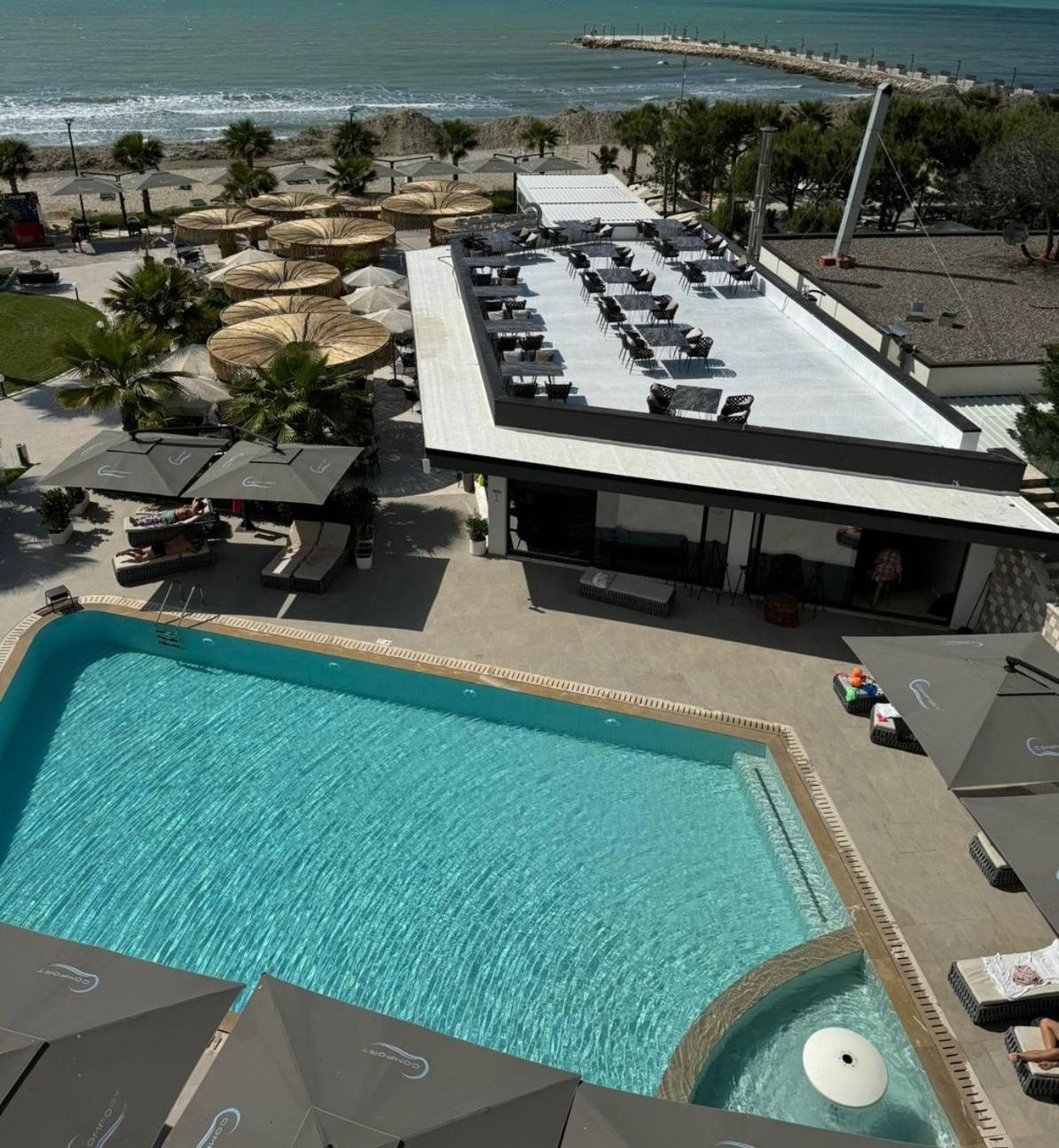 Comfort Suites Golem  Kültér fotó